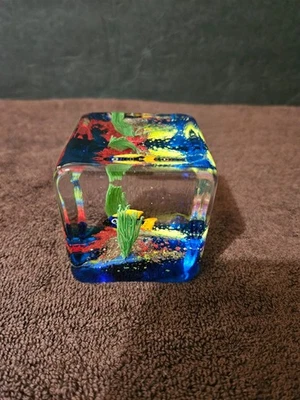 PISAPAPELES BLOQUE CUADRADO ACUARIO PECES CRISTAL MURANO VINTAGE 2.5" X 2.5" Foto 1 de 4