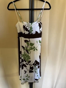 Vestido Speechless Blanco Marrón Verde Hojas Mediano Correa Espagueti - Imagen 1 de 4
