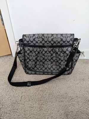 Bolsa tiracolo para fraldas Coach Signature Messenger - Imagem 1 de 4