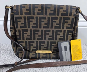 Bolso Bandolera Cartera Fendi Zucca Lona Logo Solapa Mediana 10" x 8" x 4" - Imagen 1 de 12