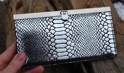 Bolso de Noche BOUTIQUE De Colección 7.5" Plateado Imitación PIEL DE SERPIENTE GINA CONCEPT NYC Alta Costura Foto 1 de 4