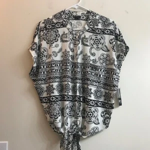 Blusa New Directions NUEVA CON ETIQUETAS 100 % rayón (como gasa) blanca y negra sin mangas, talla M  - Imagen 1 de 8