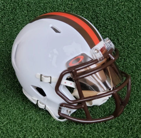 CLEVELAND BROWNS WHITE  2023 ALTERNATE FOOTBALL MINI HELMET WITH VISOR Cover
