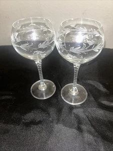 Mikasa Weinglas grau geschliffen Girlande Design Schale gedrehter Stiel 2er Set - Bild 1 von 3