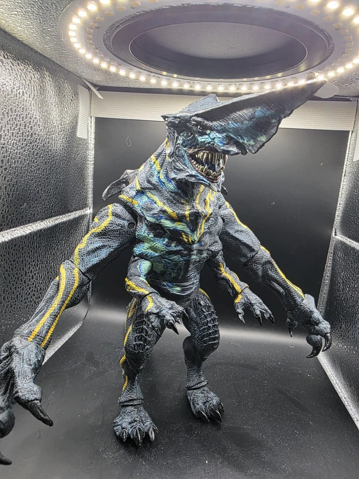 NECA Pacific Rim Kaiju Knifehead Action Figure 7" 2014 with Battle Damage - Image 1 of 3