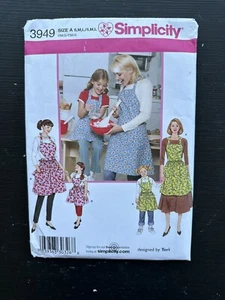 Simplicity 3949 Muster Vollschürze passend Mädchen Mutter Tochter S M L ungeschnitten - Bild 1 von 2