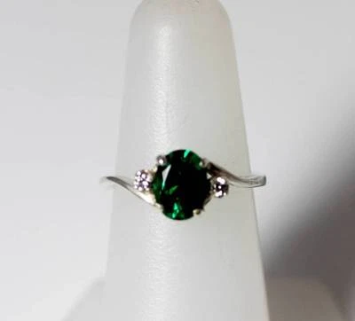 Anillo de plata de ley de vidrio verde y circonitas cúbicas tamaño 5,75 - 6668 Foto 1 de 4