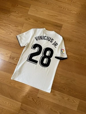 ⚫️⚪️ Camiseta local Adidas Real Madrid VINI JR🇧🇷 2018/19 (Talla pequeña) Foto 1 de 4