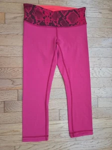 Lululemon Para Mujer 6 Leggings Activos Reversibles Piel de Serpiente Estampado de Arándano Capri - Imagen 1 de 5