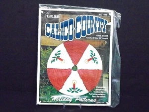 "Falda de árbol" 44" patrón de costura redonda 1981 Titan Calico Country #1106 NUEVO - Imagen 1 de 2