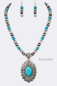 Nuevo JUEGO DE COLLAR Y PENDIENTES COLGANTES OVALADOS ESTAMPADOS TURQUESA VAQUERA OCCIDENTAL - Imagen 1 de 2