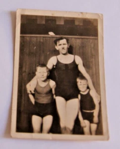 Traje de baño FOTOGRAFÍA 1940/50 vintage hombre hombre y niño familia baúl de baño - Imagen 1 de 2