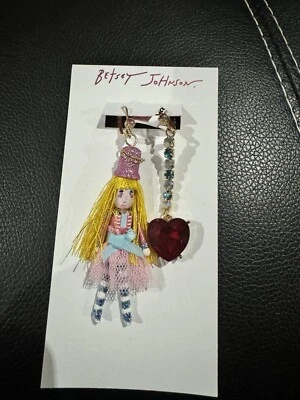 Pendientes colgantes Betsey Johnson desajustados tono dorado niña rubia corazón rojo Foto 1 de 2