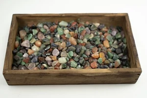 Grabbeldose mit Halbedelsteinen – 1kg Mix in Holzbox Wassersteine Kinder - Bild 1 von 3