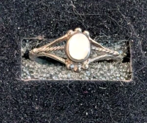 Vintage Womans Sterling Silver Wire & 3 Beads Shell Pink Mother of Pearl Size 7 - Picture 1 of 5