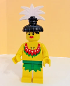 Lego pi066 Female Islander - Minifigure - Pirates I/Islanders -Headdress w/plume - Picture 1 of 4