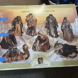 GRANDEUR NOEL 9-teiliges Sammlerstück Porzellan Krippe groß 10 Zoll N0094 - Bild 1 von 3