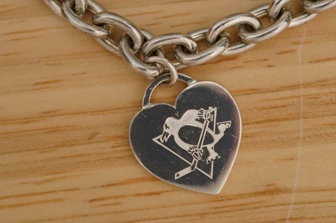 NHL Hockey Fan Apparel PITTSBURGH PENGUINS Team Logo Heart Pendant Bracelet Cover