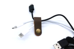 Kabelorganizer, außen Lederoptik glatt versch. Farben, innen Filz, Druckknopf - Bild 1 von 3