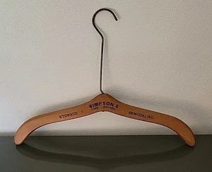 Antiker Holz Kleiderbügel Werbung "Simpsons Pelzbekleidung" Langschaft - Bild 1 von 8