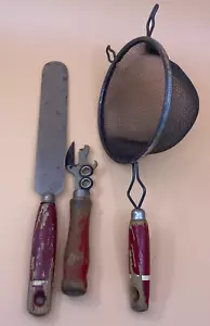 Lotto 3 Utensili Cucina Vintage Utensili Manici Legno Rosso Colino Apri Spatola - Foto 1 di 9