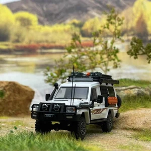 Autobots 1/64 Toyota Land Cruiser LC78 weiß mit Aufkleber Diecast Auto Modell  - Bild 1 von 5