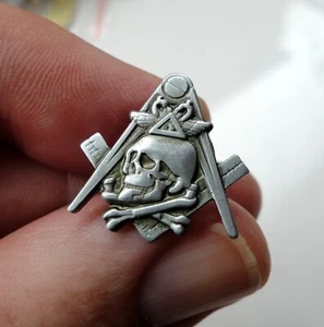 Freemason Masonic Skull Cross Bones pin badge Square Compass Hiram Abiff - Bild 1 von 4
