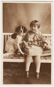 Foto de gabinete firmada ALEMANIA niña pequeña con flores y perro SPANIEL AÑOS 30 - Imagen 1 de 2