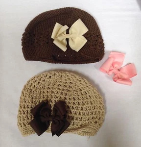 Lote de 2 gorros de ganchillo marrón claro oscuro boutique hecho a mano para niñas 3 clips de lazo - Imagen 1 de 4