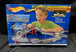 NON APERTO - Vintage Hot Wheels Ultimate Police Chase Set #89858 - Foto 1 di 8