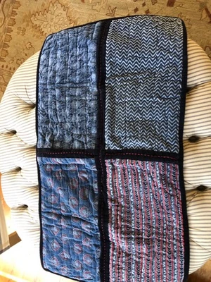 Pottery Barn terciopelo diseñado azul y rojo king sham Foto 1 de 4