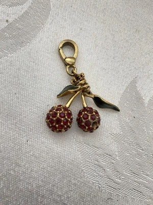 Retirado JUICY COUTURE Pavé Rojo Cristal Estrás Cereza Dije Hojas Esmaltadas Foto 1 de 4