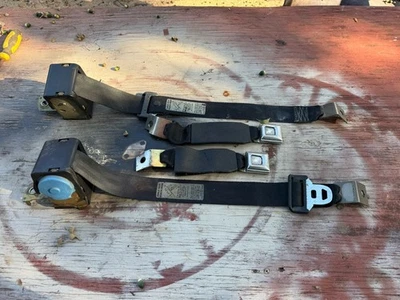 Cinturones de seguridad traseros Ford Mustang 1990-1993 hatchback OEM de fábrica Ford originales negros Foto 1 de 4