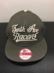 Sombrero Akoo X New Era “Tenth Ave Racers” Prototipo Muestra Snapback 9fifty Nuevo con Etiquetas Oliva - Imagen 1 de 5