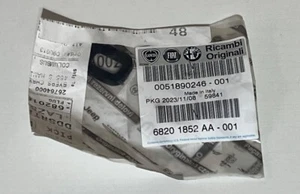 New OEM Mopar Fascia Plug Seal 2015-2023 JEEP Renegade 68201852AA - Imagen 1 de 3