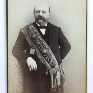 Faja de anillo de exhibición de atuendo ceremonial con foto de gabinete hombre masónico - Imagen 1 de 6