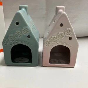 Le Creuset Relief Series 2020 House Candle Stand Hut Type 2 Piece Set NEW - Picture 1 of 8
