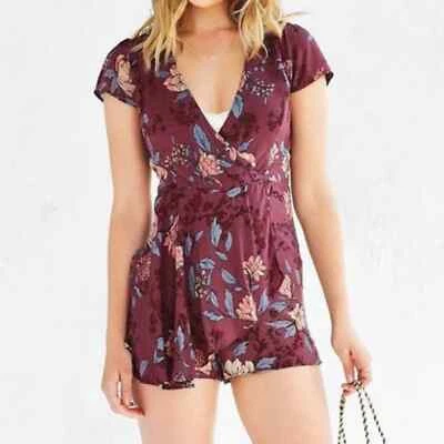 Mameluco corto Anita cuello en V envolvente sintético granate Urban Outfitters talla 2 Foto 1 de 4