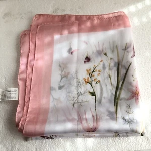 Bufanda Floral De Gran Tamaño Con Borde Rosa Poliéster 35x35 Pulgadas Beeline Gp WeCare - Imagen 1 de 7