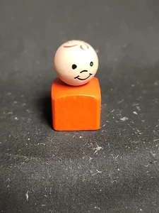 Figura de pelo rojo cuerpo cuadrado rojo Fisher Price Little People niño madera vintage - Imagen 1 de 6