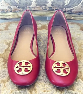 NEU OHNE ETIKETT TORY BURCH CHELSEA ROT NIEDRIGER ABSATZ GOLDFARBEN MEDAILLON PUMPS GRÖSSE: 8,5 - Bild 1 von 9
