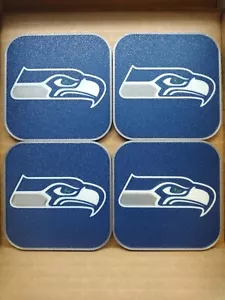 SEATTLE SEAHAWKS NFL GETRÄNK UNTERSETZER FOOTBALL 3,5" 0,2" 4ER SET HITZEBESTÄNDIGE BAR - Bild 1 von 8