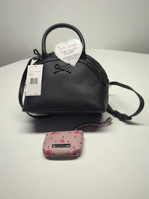 NUEVO CON ETIQUETAS Cartera Betsey Johnson Cúpula Negra Herrajes Cartera Cuero Sintético Floral Foto 1 de 4