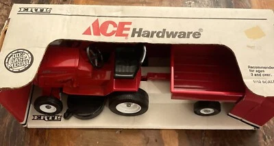 Juego de tractor y remolque para césped Ertl 1991 Ace Hardware nos en caja escala 1/12  Foto 1 de 4