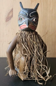 NATIVE AMERICAN CROW SHAMAN FIGURE. CARVED PAINTED WOOD. UNKNOWN HISTORY - Picture 1 of 11
