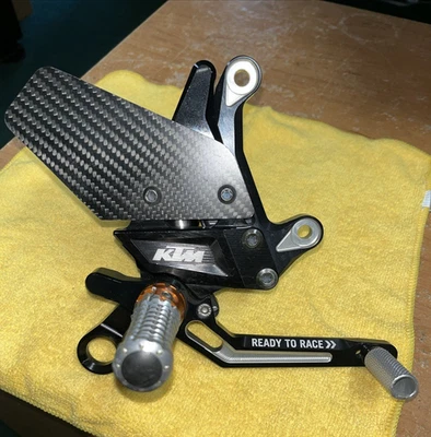 Pedal de freno de soporte de estriba para conductor derecho KTM DUKE R 6131305004433S OEM Foto 1 de 4