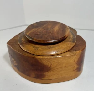 Caja de baratijas de madera de cedro en forma de corazón vintage 4x5x2,5 recuerdo tesoro joyería - Imagen 1 de 9