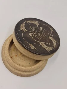 Studio Pottery - Attractive 'Flower Design' Round Lidded Trinket Box (Signed). - Picture 1 of 5