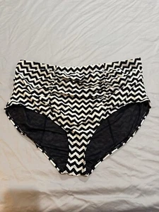 Torrid Swim Bottom Sz 4 White Black Chevron High Rise Bathing Suit 4x Rouched - Picture 1 of 4