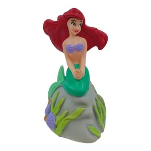 Disney DecoPac Die kleine Meerjungfrau Arielle sitzt auf Felsen 2,5" Figur Tortenaufleger - Bild 1 von 6